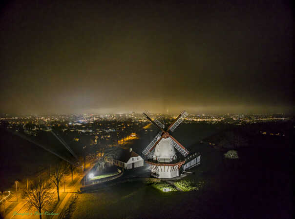 2025 feb 01 Dybbøl mølle natbillede vidvinkel drone