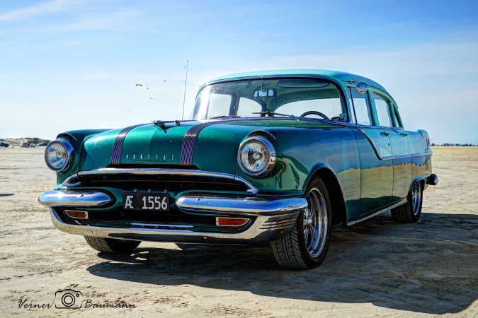 Pontiac Chieftain på stranden HDR