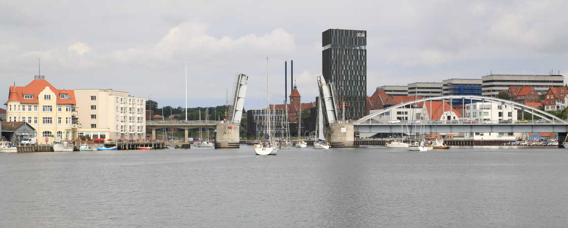 Trafik på sønderborg havn sejlbåd vil helst igennem på samme tid