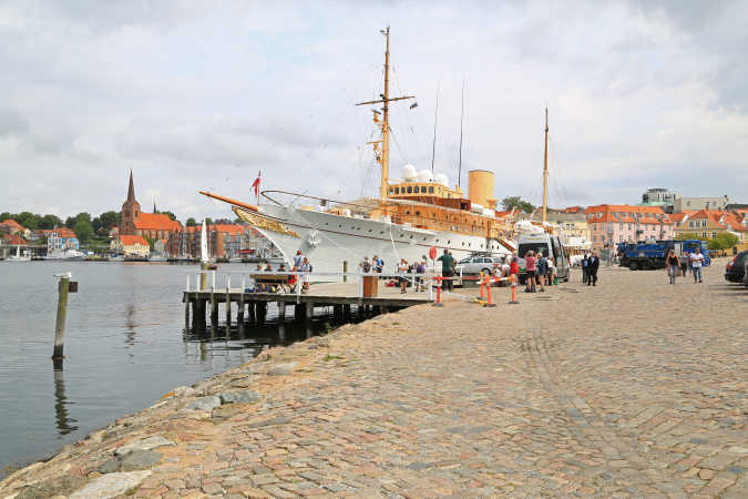 Sønderborg Havn folk kigger lige på Kongeskibet