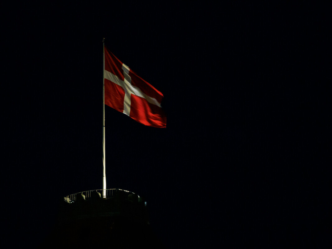 Dannebrog belyst på Sønderborg kaserne 04-05-2023 – Steen Hansen