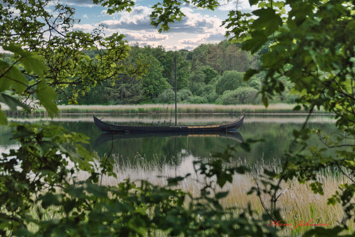 Vikingskib ved Kalvø  – Hans Johnsen