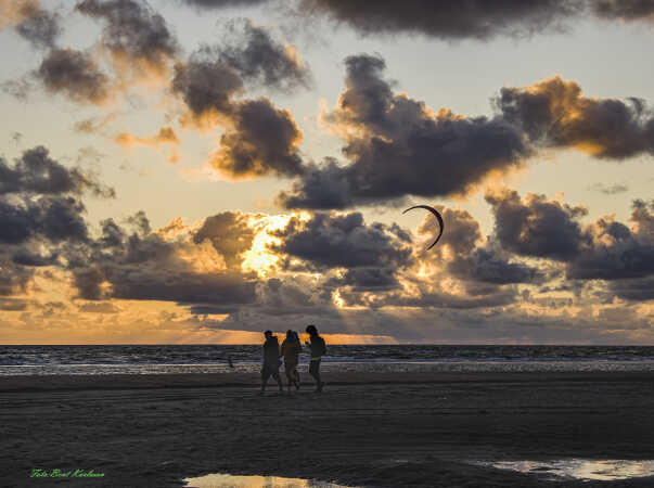 2025 jul 28 solnedgang kitesurfer Lakolk Rømø (15)-SharpenAI-Motion