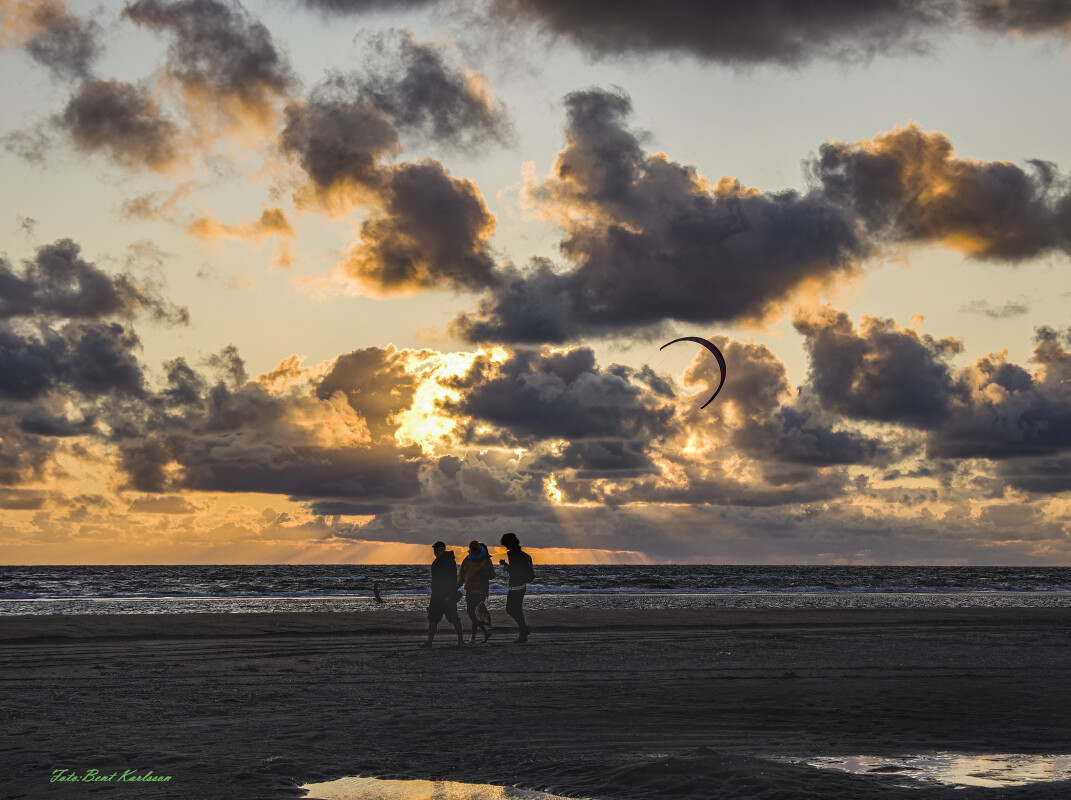 2025 jul 28 solnedgang kitesurfer Lakolk Rømø (15)-SharpenAI-Motion – Bent Karlsson