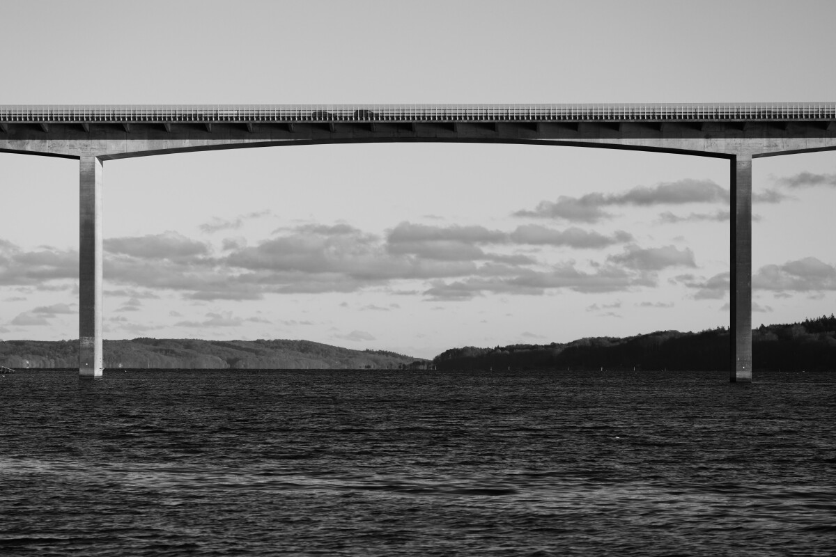 Vejle fjord i sort/hvid og solskind  – René Holst Kristensen
