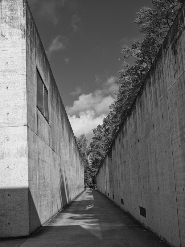Sti langs museum i Bergen-Belsen – Regnar Sørensen