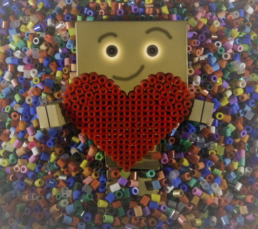 Playing With Toy Pearls – Mikkel