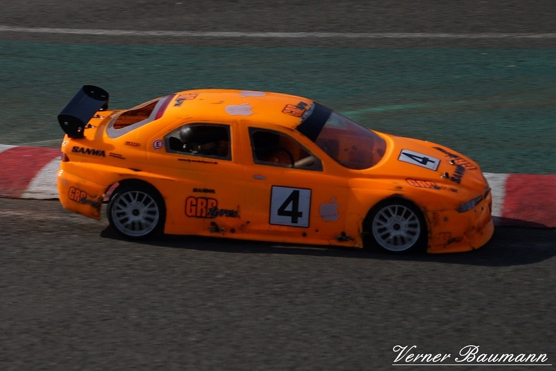 Orange RC racer bil i fart – verner baumann