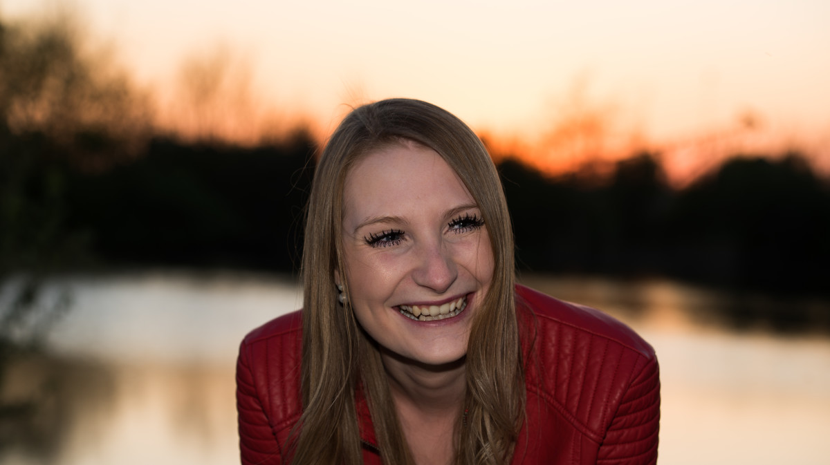 Glad model i aftensol – Jessie Brodersen