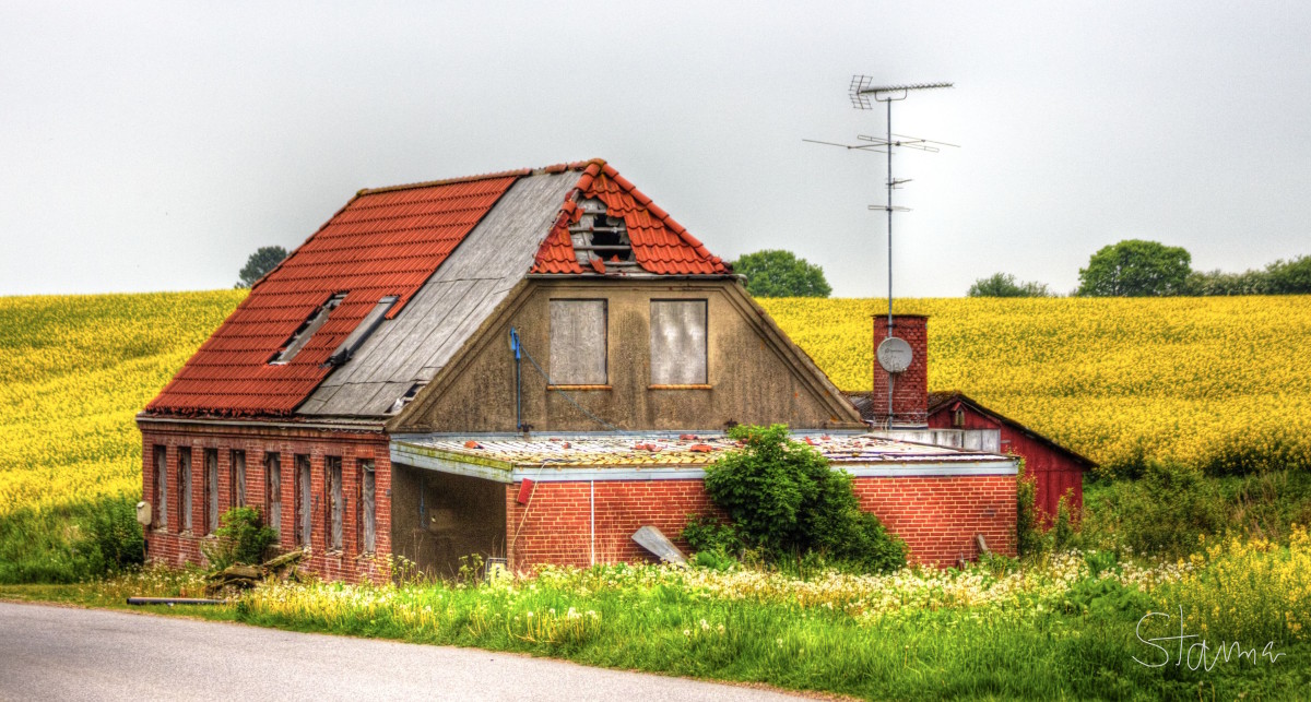 Ved vejen lå et hus.... – Michael Starman