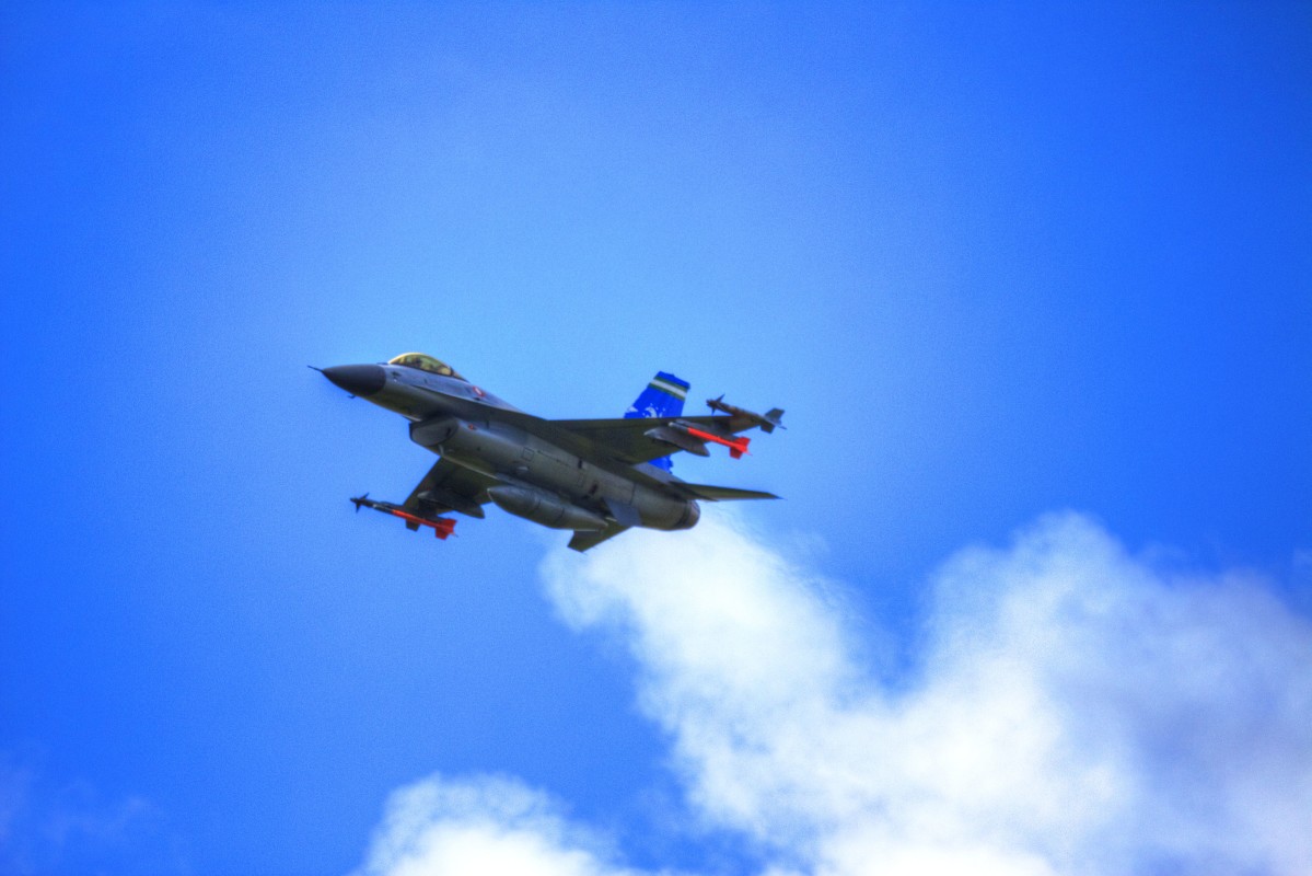 F16 over Oksbøl Øvelsesterræn. – Michael Starman