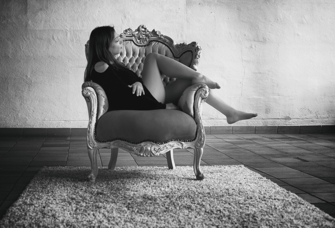 Portrait of Nadine Kante sitting in a Chair_edited-1 – Stefano Livi