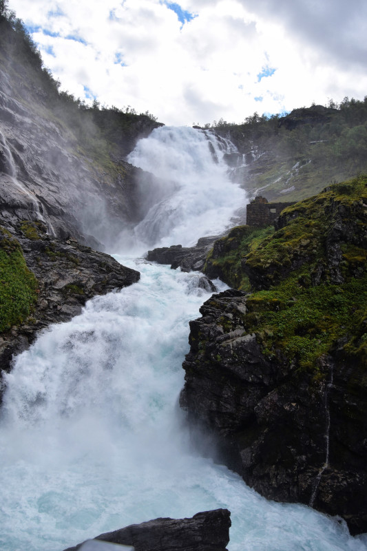 et vandfald i Norge – Hans Ejvind Nissen
