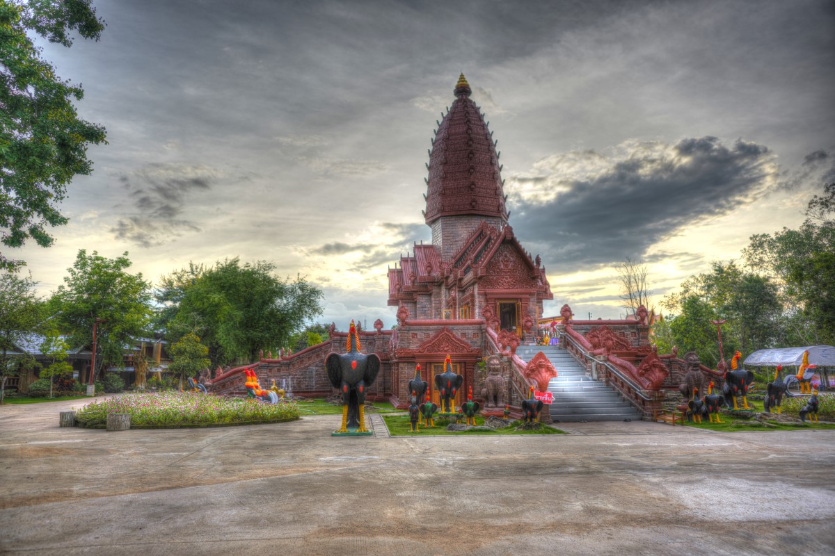 Thai temple at sun down – Peter R. Larsen 