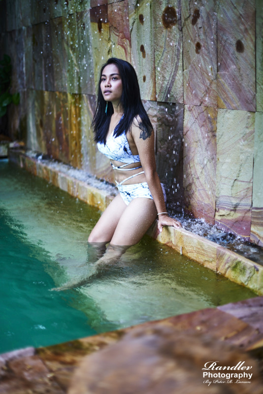 Nittaya - the pool – Peter R. Larsen 