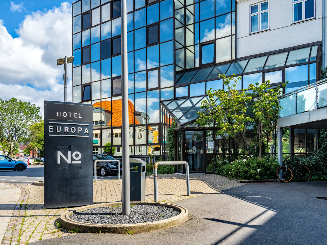 Spejling i facade – Mogens Keld
